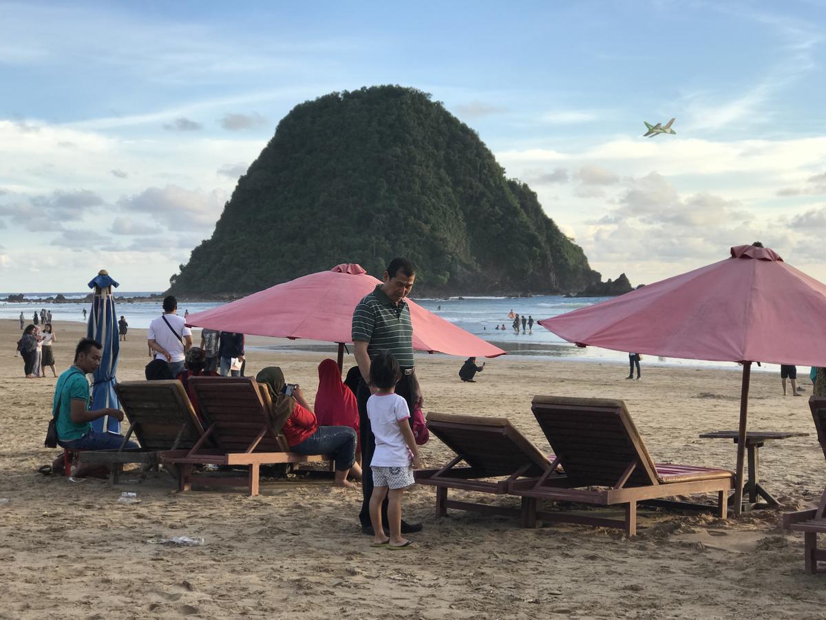 Wisma Pulau Merah Pasanggaran Exteriör bild